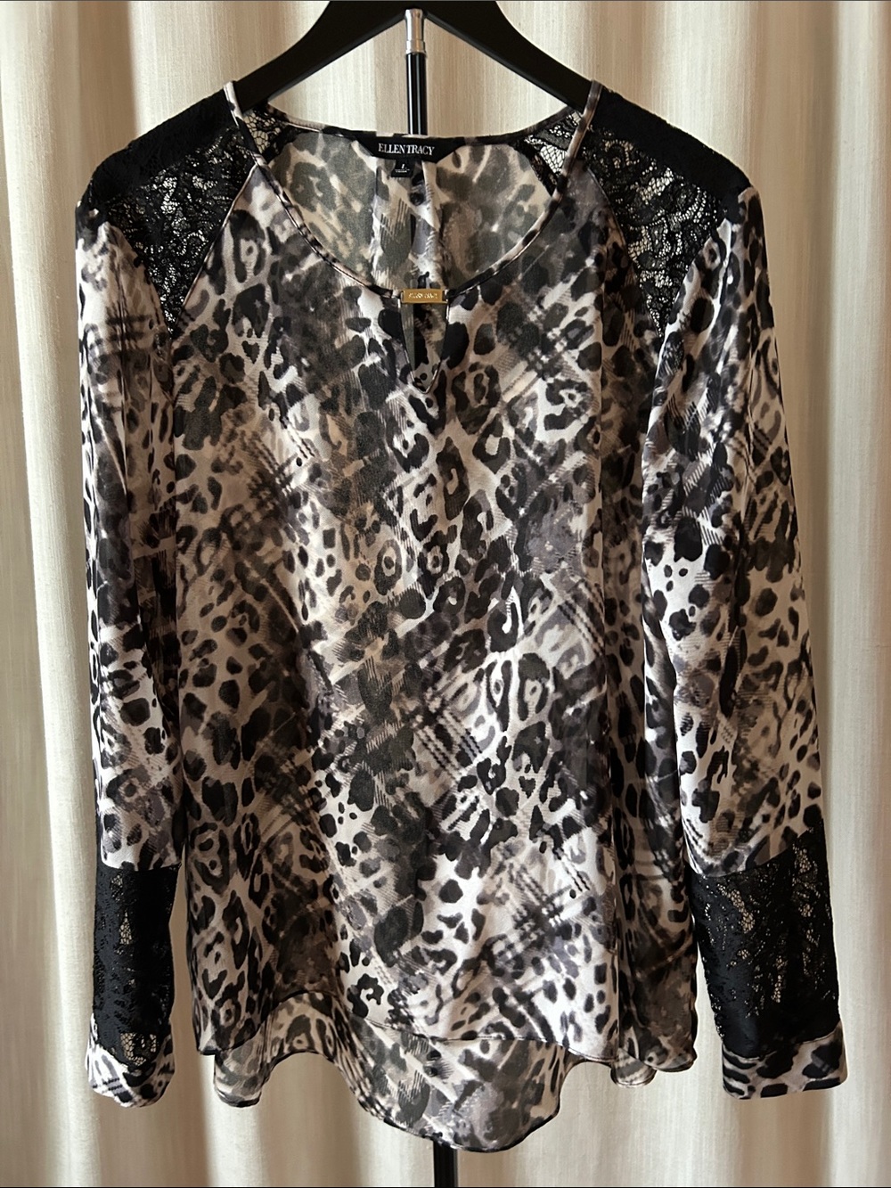 Ellen Tracy L Black/Gray/Cream/
Animal Print Blouse Lace Accents Long Sleeves
